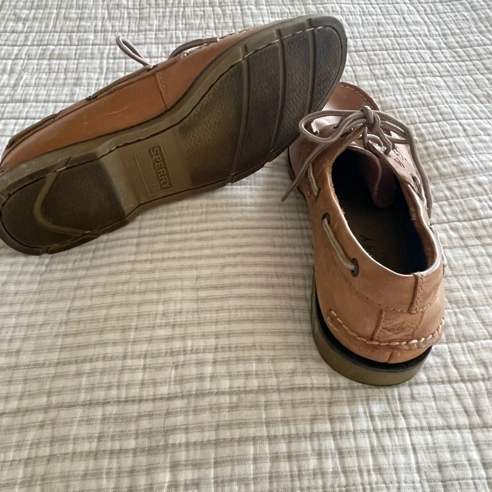 Sperry Men’s Tan Leather Boat Shoes with Contrast Laces